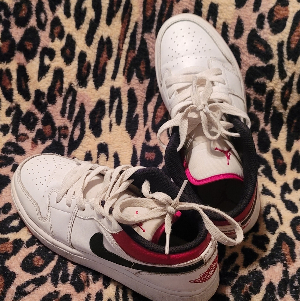 Tennis shoes